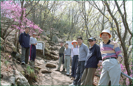 마니산 정상 바로 밑. 뒤로 첨성단이 보인다 